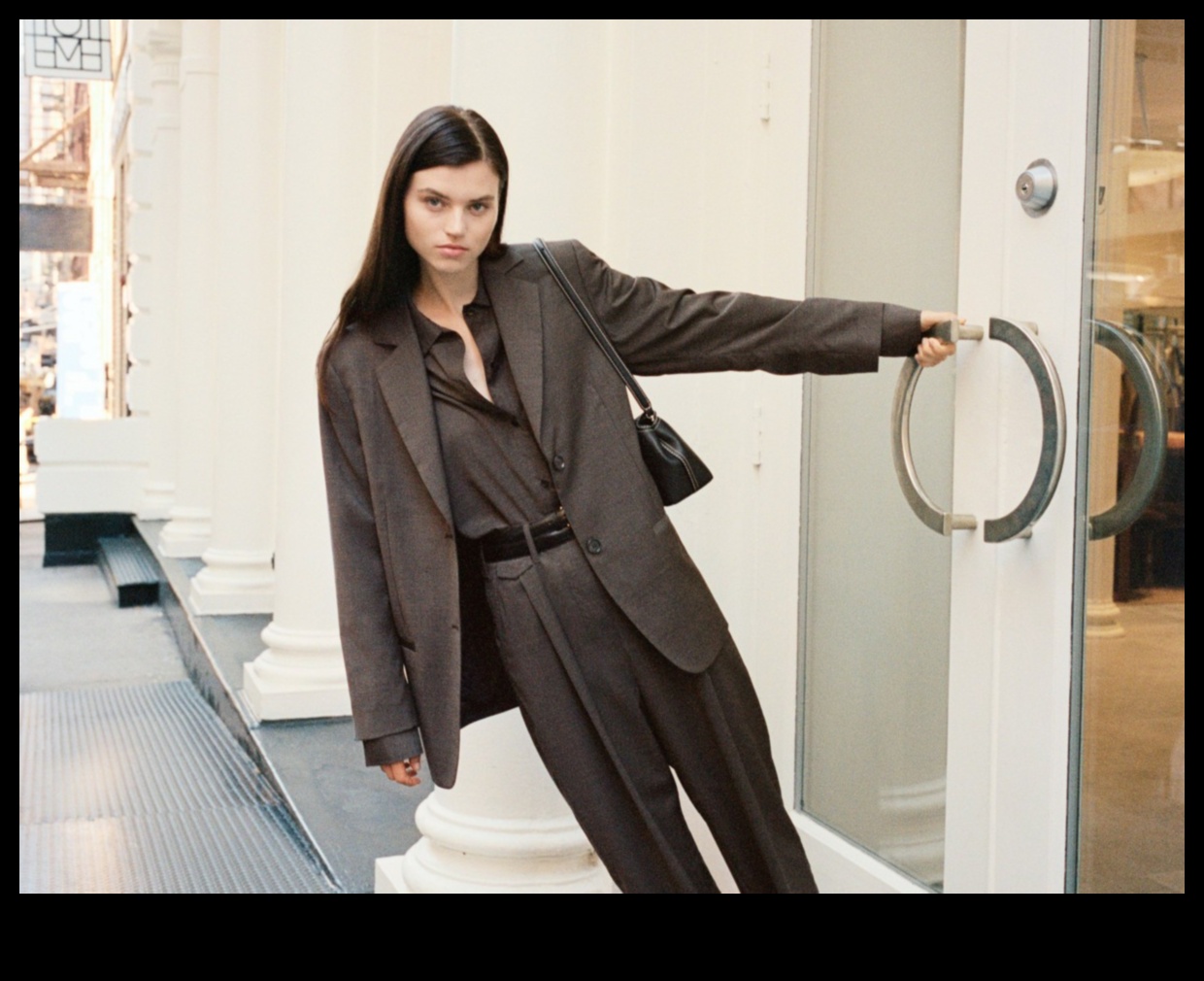 Magie minimalistă: ținute clasice cu farmec discret